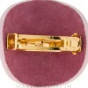 Haarnadel mit Metalllogo