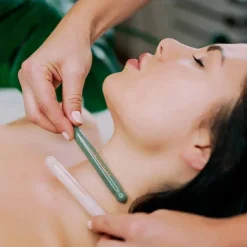 Massagegerät aus Rosenquarz für das Gesicht