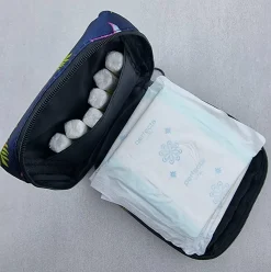Mini-Tasche für Damenhygieneartikel, Flamingos und Palmblätter, dunkelblau