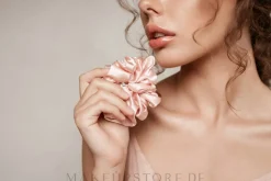 Scrunchie-Haargummi aus Naturseide in Puderfarbe Largy