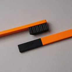Zahnbürste mit weichen Borsten, mandarinefarben mit schwarzer matter Kappe